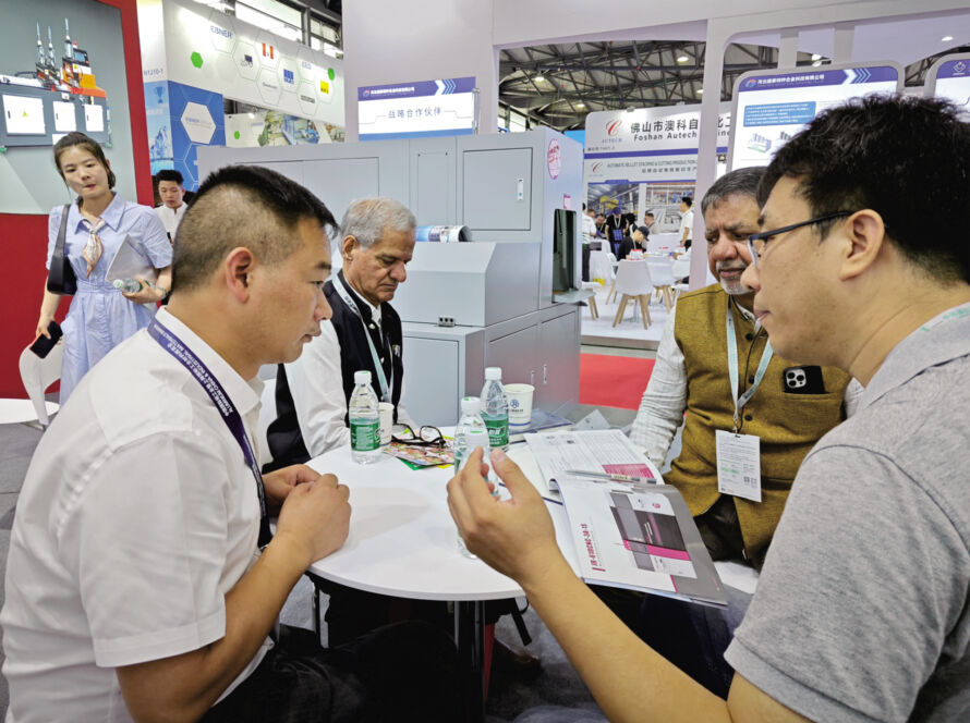 Jiurun Aluminum Cutting Machine client tech testimonial at industry exhibition
