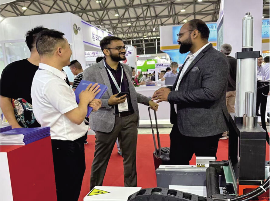 Jiurun Aluminum Cutting Machine client testimonial at industry exhibition