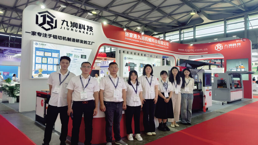 Jiurun aluminum cutting machine R&D team at industry exhibition, driving innovation in aluminum processing