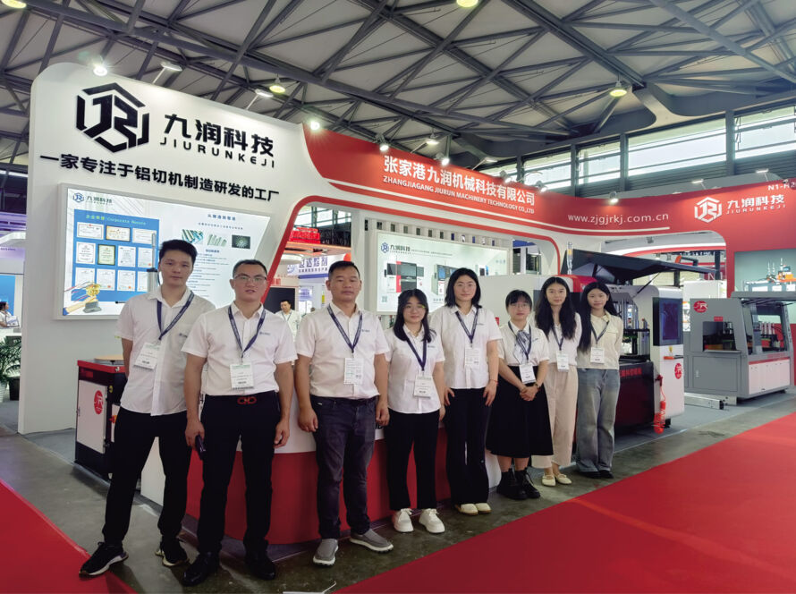 Jiurun aluminum cutting machine R&D team at industry exhibition, driving innovation in aluminum processing