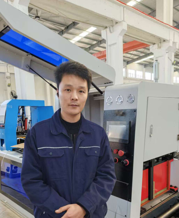 Zhang Yahui (Aluminum Cutter Debugging Expert) beside Jiurun aluminum cutting equipment