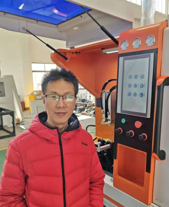 Zhou Jun (Technical Director) beside Jiurun aluminum cutting machine
