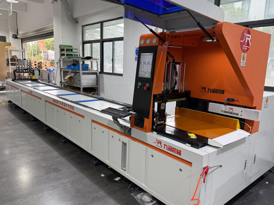 Jiurun aluminum cutting machine in operation (processing aluminum profiles)