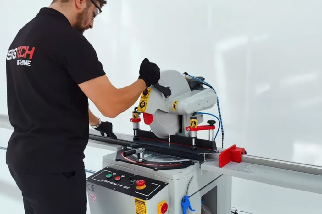 Traditional aluminum cutting equipment (pain points: low precision & high waste)