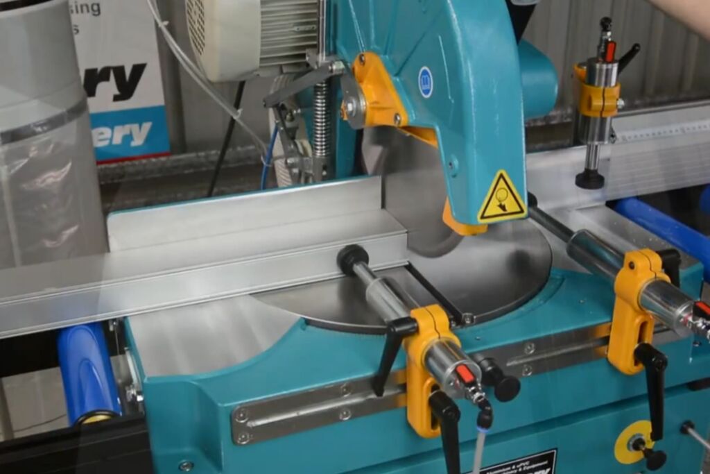 Traditional aluminum machining equipment (pain points: low precision & efficiency)