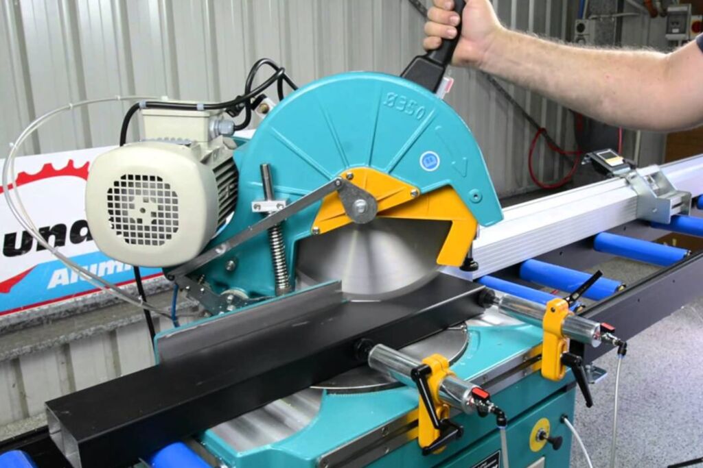 Traditional manual aluminum processing machine (comparison with intelligent line)