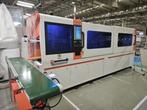 JR-550CNC Fully Automatic Corner Bending Machine (overall view with output conveyor belt)