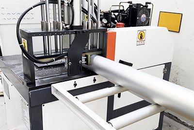 JR-455Q semi-automatic aluminum cutter in operation (cutting aluminum pipe)